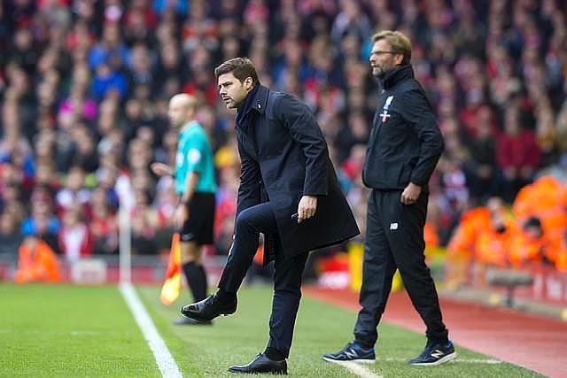 东契奇突破制造约基奇犯规，两人莞尔相视